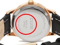 クルースの腕時計本体の裏側に「MADE IN CHAINA」と刻印されている腕時計