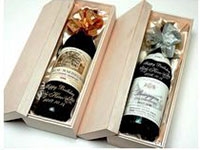 プレゼントボックスを開けた瞬間にわかるキラキラとエレガントで高級そうな「名前の彫刻入り」生まれ年ワイン