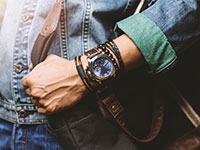 腕時計や他のブレスレットを身に着けていることが多い男性のブレスレット